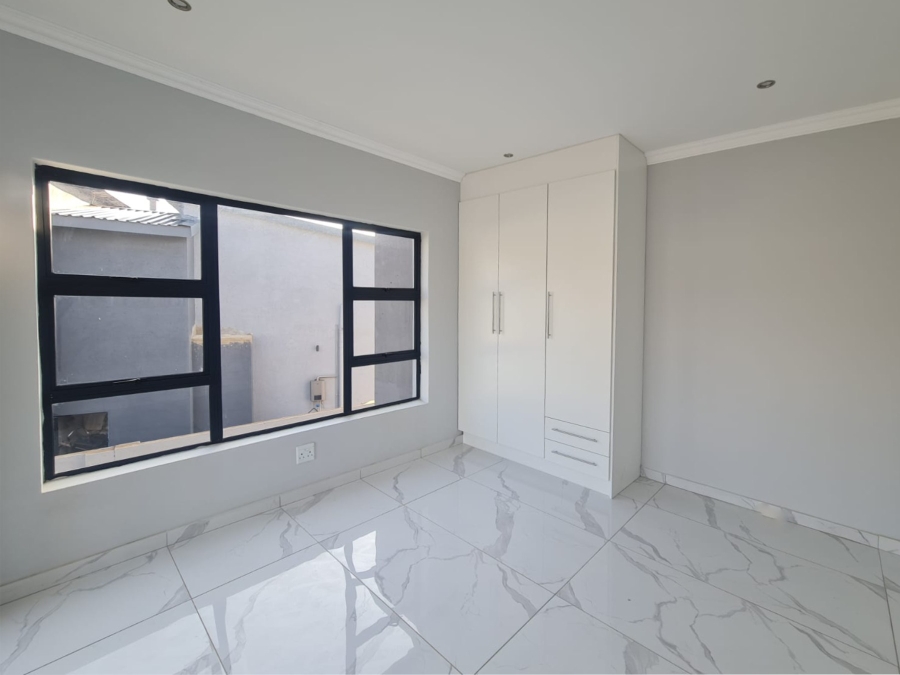 To Let 4 Bedroom Property for Rent in Melodie North West